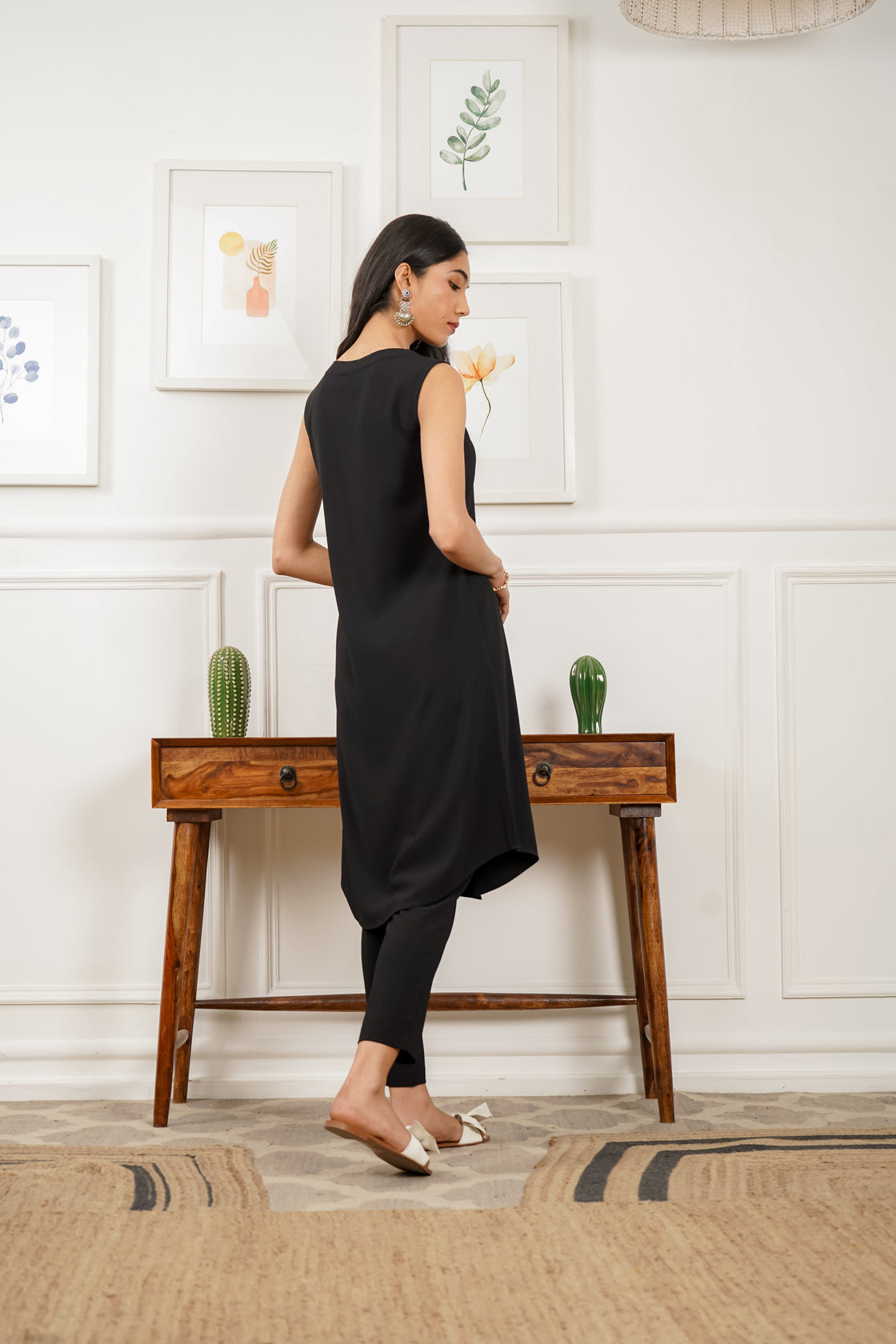 Netose Black Sleeveless Relaxed Fit Kurta Pant Set – Netose By LakhNeet ...